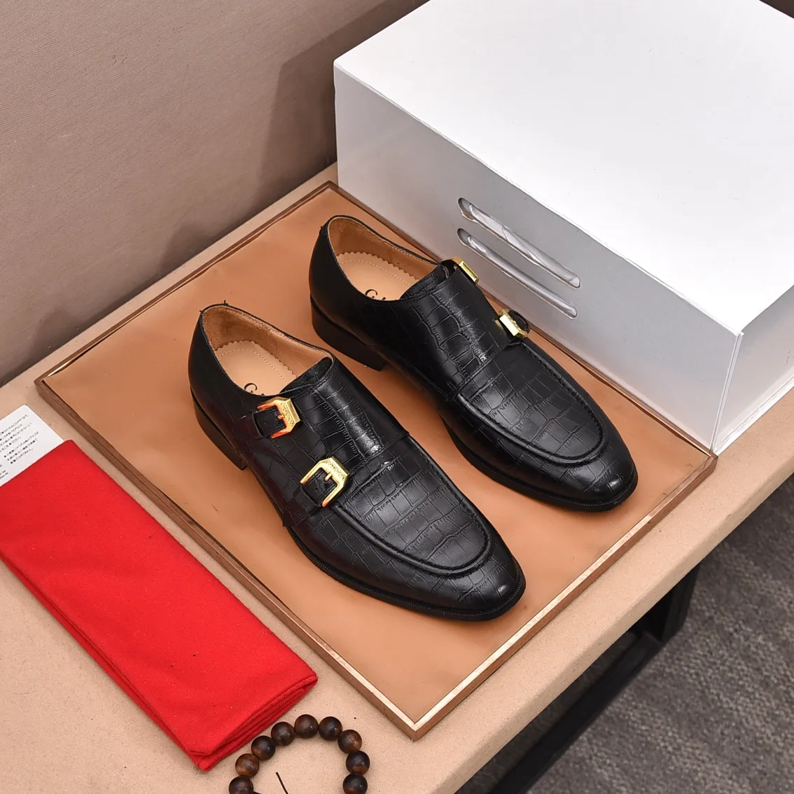 Men's shoes 💰560 (high-end, all cowhide) GUCCI high-end formal leather shoes, original imported fabrics from Italy, cowhide lining, original hardware. I believe you will be struck by it from the first moment you see it. The avant-garde atmosphere can no longer fully interpret its elegance. AAA grade rubber outsole, super comfortable. Original counter last, ensuring its original version and quality. The simple upper ensures its comfort and breathability. A pair of truly good shoes has its own unique soul, famous quality, regular size 38-44 (45 46 customized)